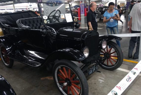 Encontro de carros antigos reúne memórias e histórias de quatro gerações