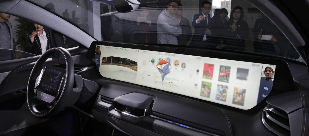 Carro com ‘telão’ de 49 polegadas causa frisson no Salão de Pequim